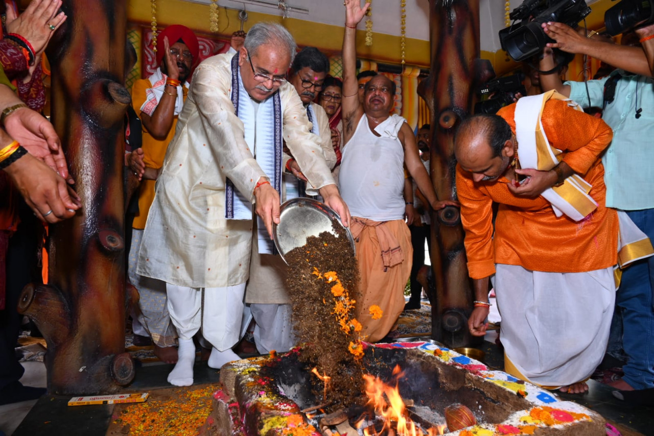 मुख्यमंत्री श्री भूपेश बघेल ने गायत्री नगर स्थित जगन्नाथ मंदिर में रथयात्रा के शुभारंभ के अवसर पर की पूजा-अर्चना