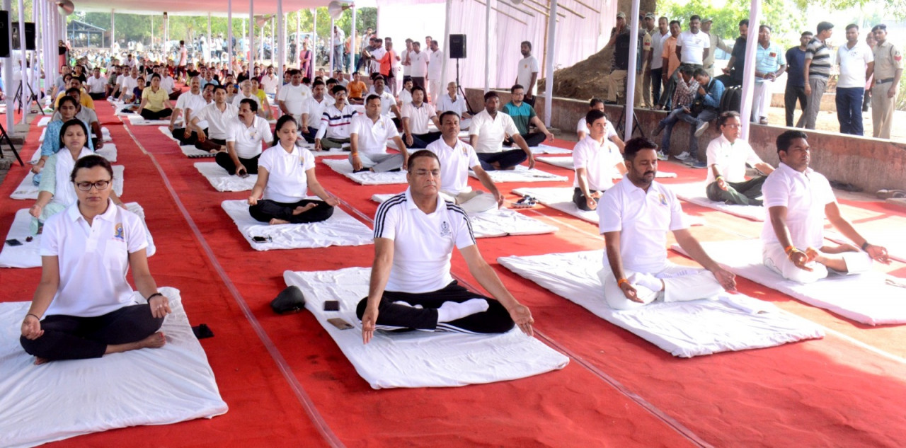 जांजगीर-चाम्पा : योग को अपनी दिनचर्या में करें शामिल – संसदीय सचिव श्री चन्द्रदेव प्रसाद राय