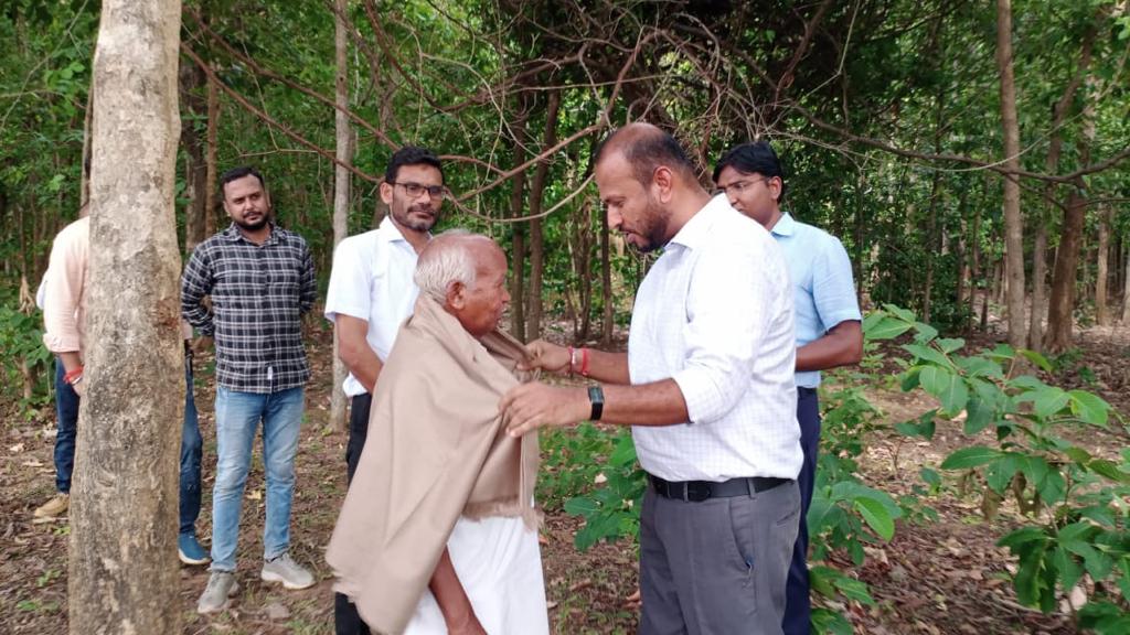 जगदलपुर : कलेक्टर श्री विजय दयाराम के.ने भेंट की बस्तर ग्रीन मैन श्री दामोदर कश्यप से