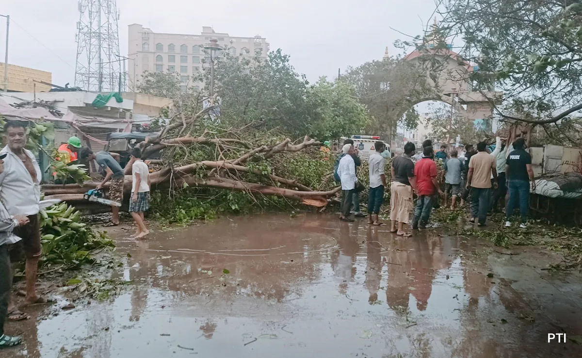 गुजरात के कच्छ और सौराष्ट्र के इलाकों में भारी तबाही, तूफान से बिजली के सैकड़ों खंभे क्षतिग्रस्त