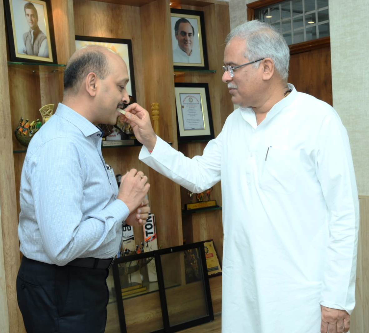 मुख्यमंत्री श्री भूपेश बघेल ने अपर मुख्य सचिव श्री सुब्रत साहू को दी जन्मदिन की बधाई