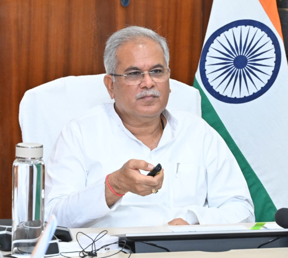 मुख्यमंत्री निवास में गोधन न्याय योजना के हितग्राहियों को राशि के वितरण के लिए आयोजित कार्यक्रम शुरू
