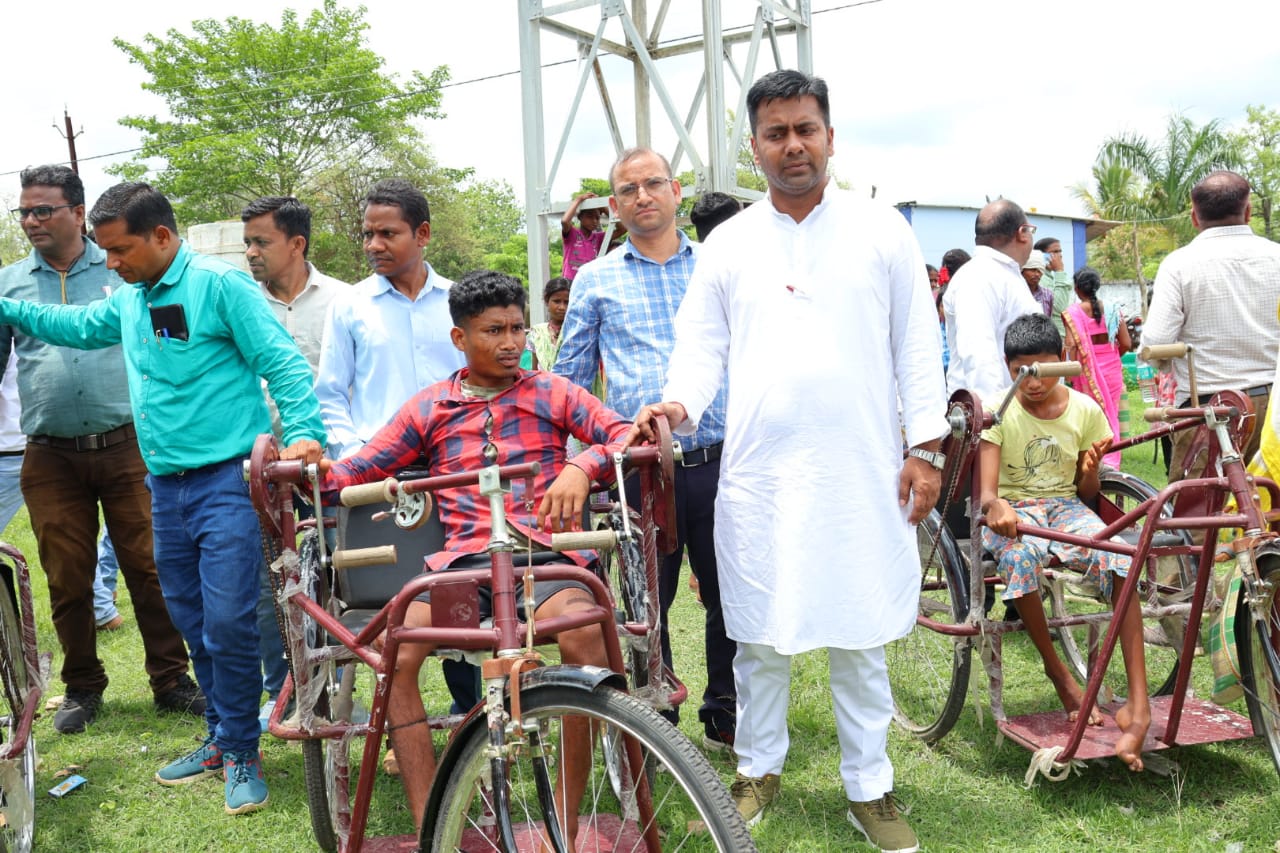 बीजापुर : राष्ट्रीय बाल अधिकार संरक्षण आयोग की खंडपीठ ने जिले के सुदूर ब्लॉक उसूर के आवापल्ली में लगाया शिविर