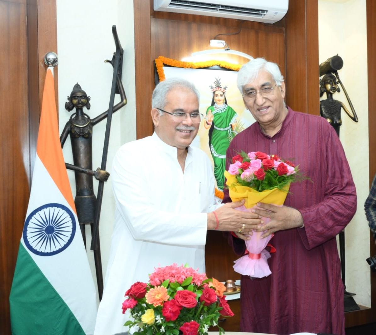 मुख्यमंत्री श्री भूपेश बघेल ने अपने निवास कार्यालय में आयोजित केबिनेट की बैठक शुरू होने के पहले प्रदेश के उप मुख्यमंत्री श्री टी.एस. सिंहदेव को पुष्पगुच्छ भेंट कर उनका स्वागत किया