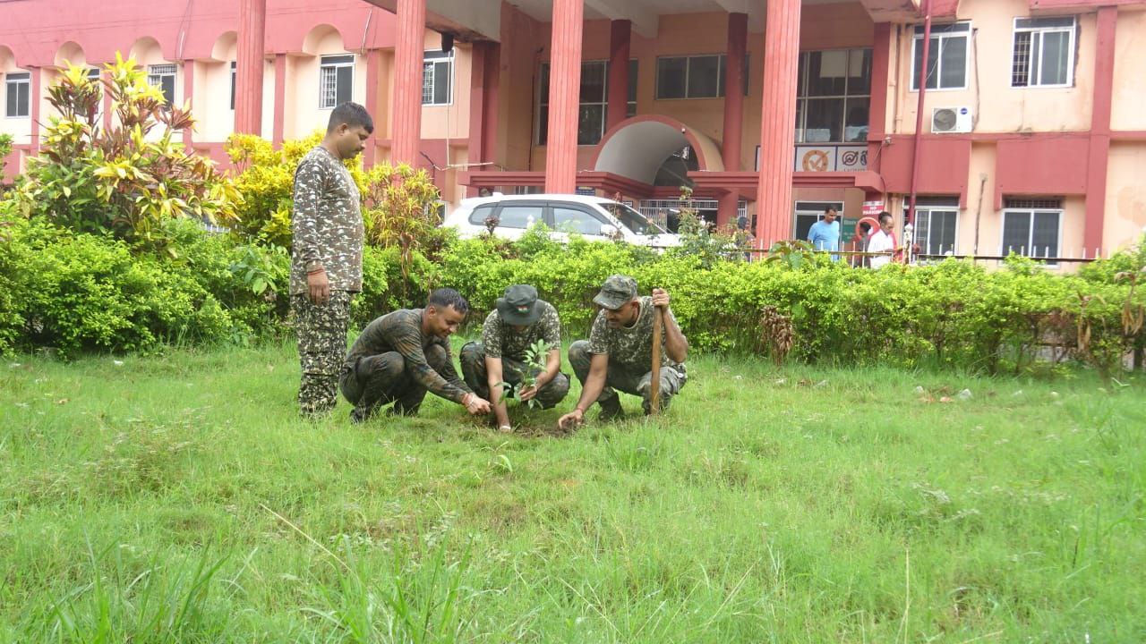 नारायणपुर : 45वीं वाहिनी के जवानों द्वारा स्व० बद्रीनाथ बघेल अस्पताल में किया गया वृक्षारोपण
