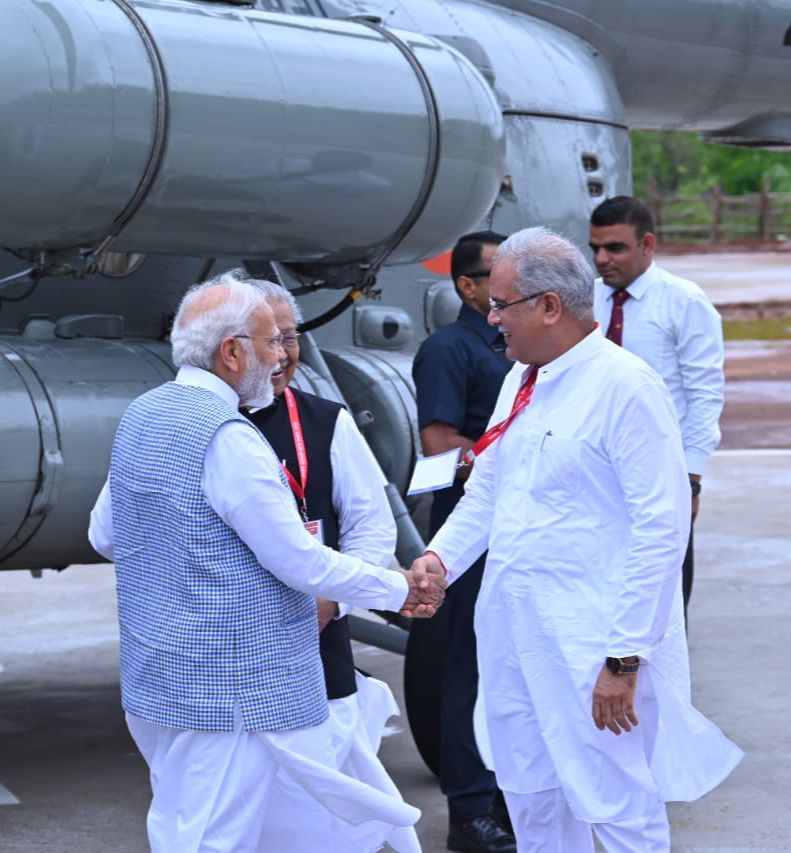 रायपुर : प्रधानमंत्री श्री नरेंद्र मोदी के राजधानी रायपुर पहुंचने पर पंडित रविशंकर शुक्ल हेलीपेड पर मुख्यमंत्री श्री भूपेश बघेल ने उनकी अगवानी की