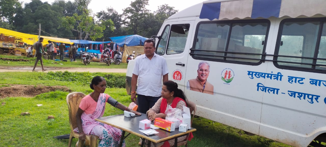 रायपुर :मुख्यमंत्री हाट बाजार क्लीनिक योजना का लाभ दुर्गम क्षेत्र के ग्रामीणजनों को भी मिला