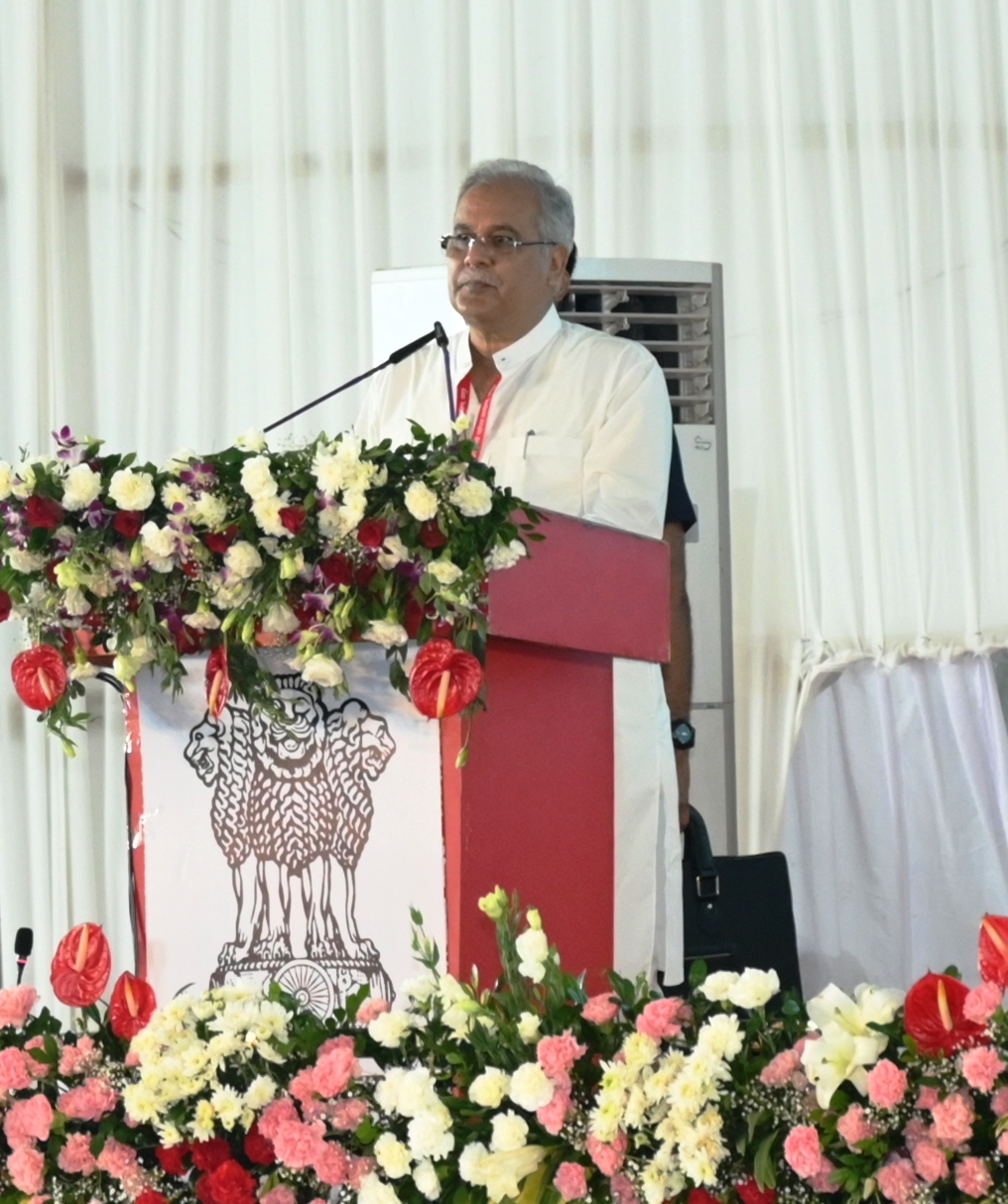 मुख्यमंत्री श्री भूपेश बघेल ने समारोह को संबोधित करते हुए कहा कि यह हमारे लिए बहुत खुशी की बात है कि हमारे प्रधानमंत्री छत्तीसगढ़ के दौरे में आये हैं