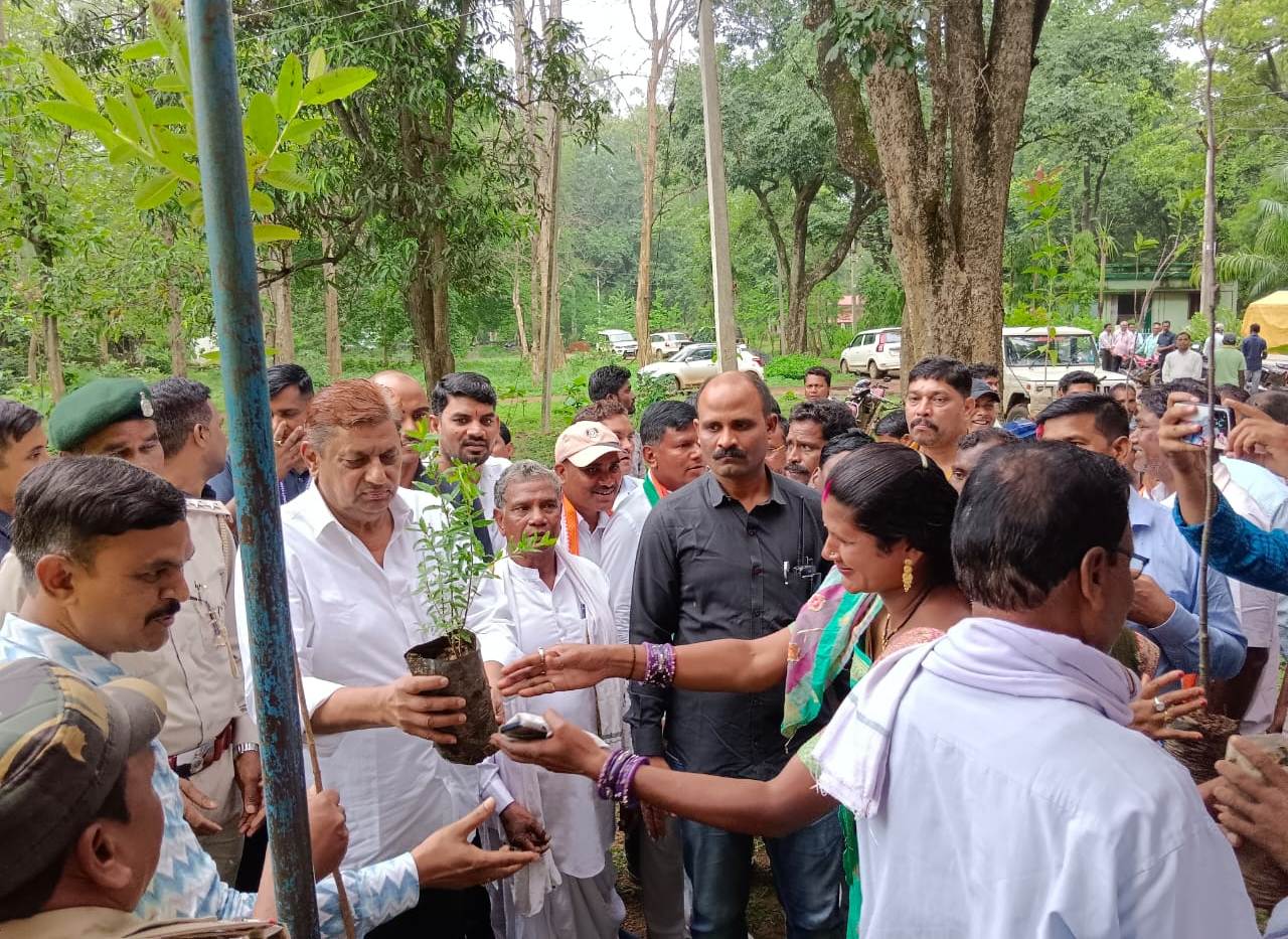 वन एवं जलवायु परिवर्तन मंत्री ग्राम पंडरिया में आयोजित भेंट-मुलाकात कार्यक्रम में हुए शामिल