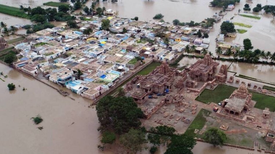 कर्नाटक में भारी बारिश के कारण बाढ़ की खतरा, तीन तटीय जिलों के लिए ‘रेड अलर्ट’ जारी 