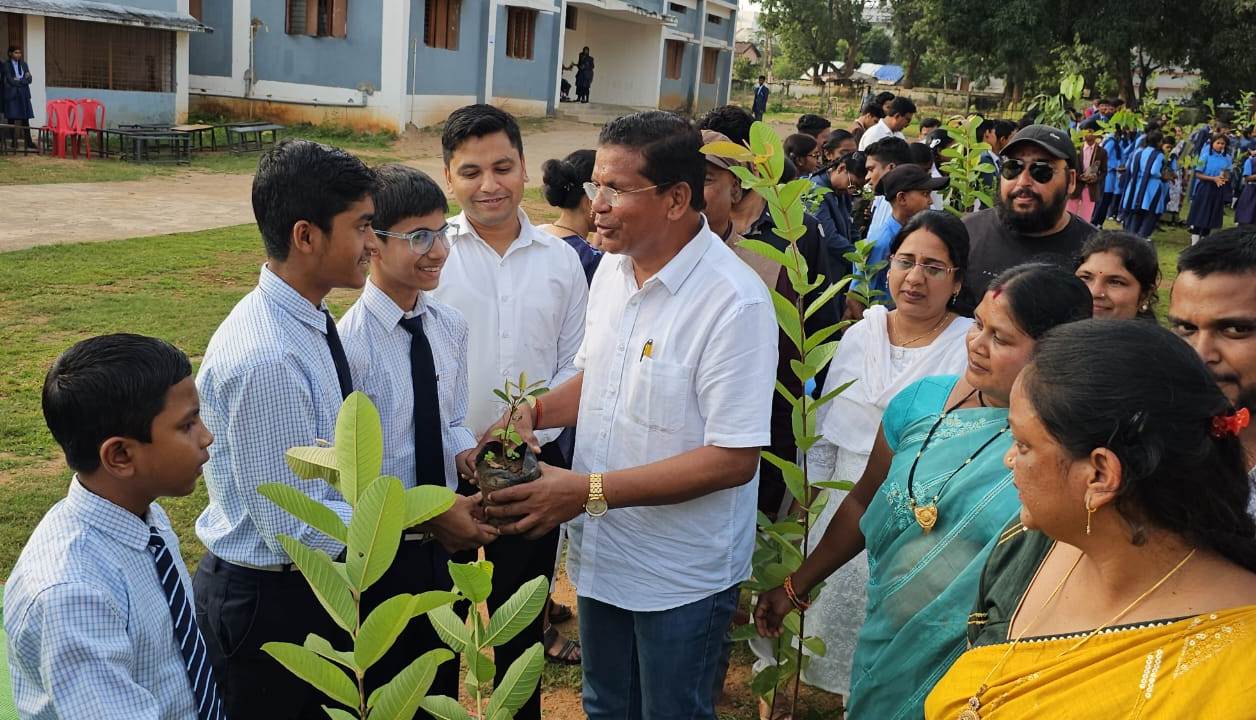 मंत्री श्री मरकाम शामिल हुए ‘एक सेल्फी पर्यावरण संरक्षण के नाम‘ कार्यक्रम में