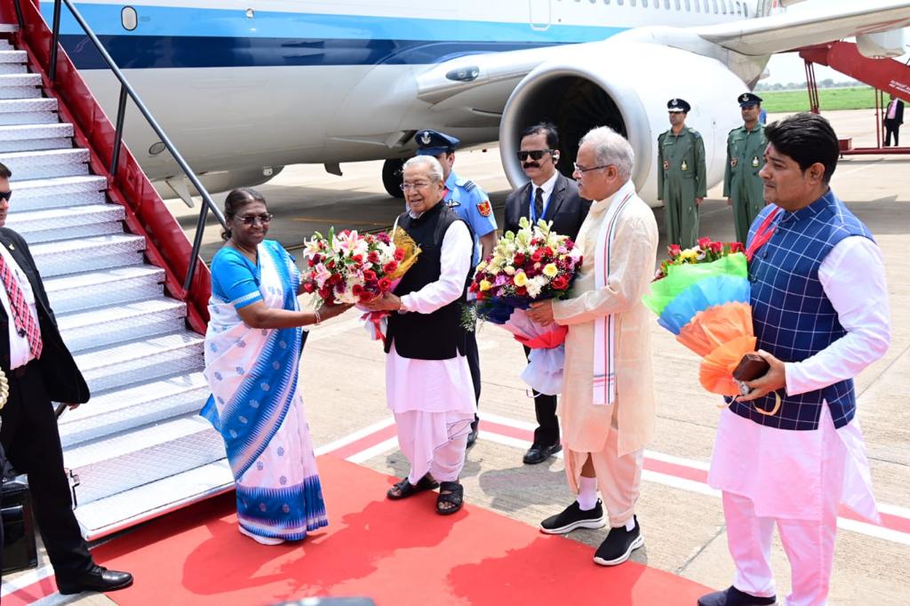 राष्ट्रपति श्रीमती द्रौपदी मुर्मु आज अपने दो दिवसीय छत्तीसगढ़ प्रवास पर राजधानी रायपुर पहुँची