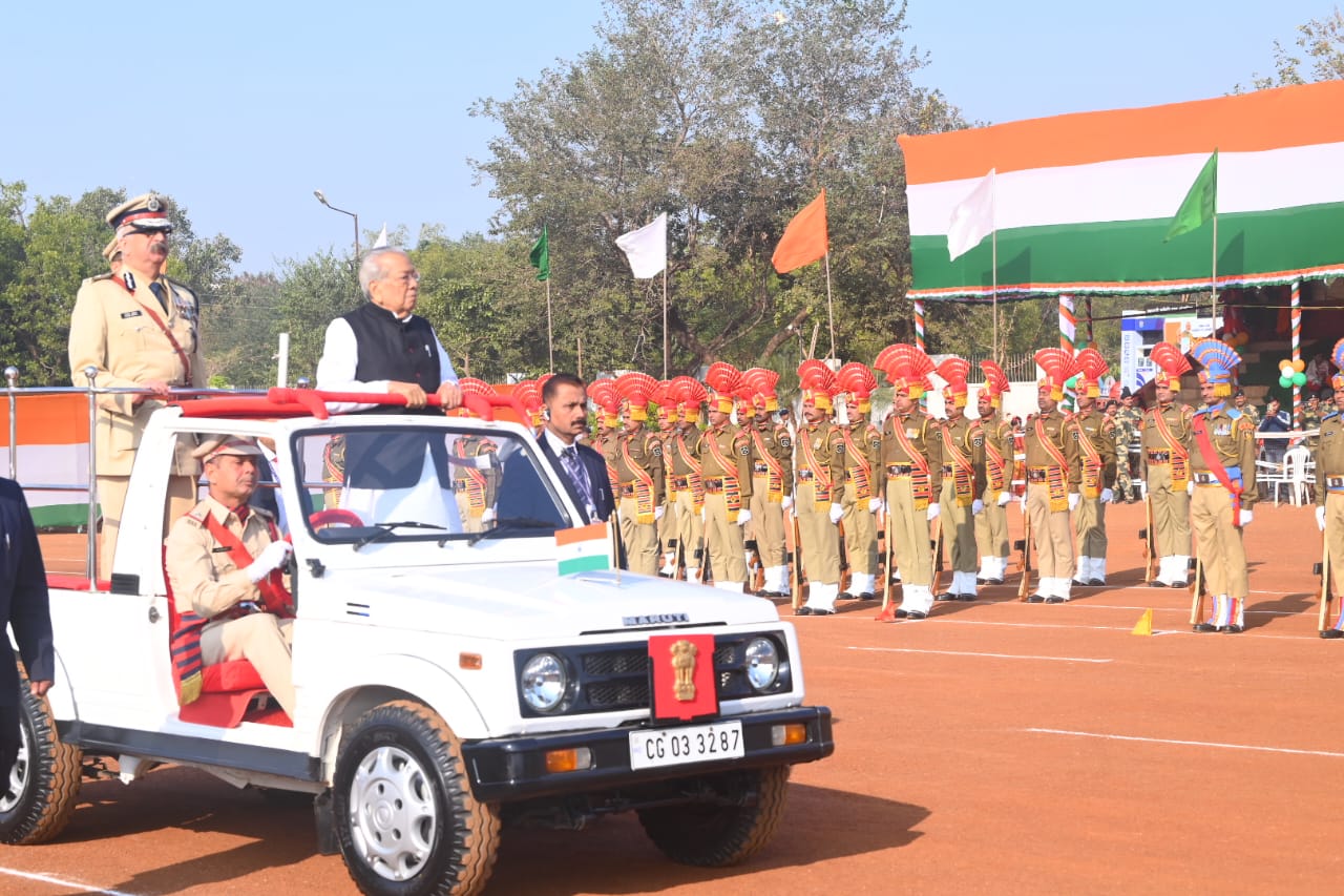 राज्यपाल श्री विश्वभूषण हरिचंदन ने राजधानी के पुलिस परेड ग्राउंड में आयोजित गणतंत्र दिवस समारोह में ध्वजारोहण कर परेड की सलामी ली