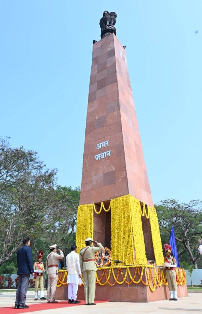 मुख्यमंत्री ने अमर वाटिका के अमर जवान स्मारक में पुष्प अर्पित कर शहीदों को किया नमन