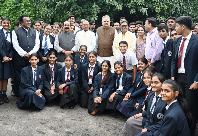 मुख्यमंत्री श्री विष्णु देव साय से रॉयल किड्स कॉन्वेंट स्कूल के विद्यार्थियों ने विधानसभा में की मुलाकात