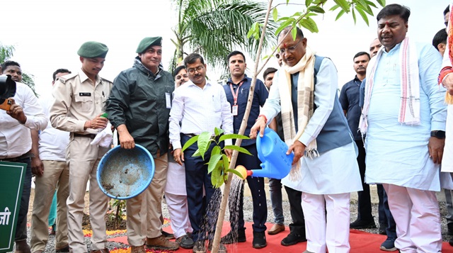 मुख्यमंत्री ने आम का पौधा रोपकर बस्तर ज़िले में की एक पेड़ माँ के नाम महावृक्षारोपण अभियान की शुरुआत