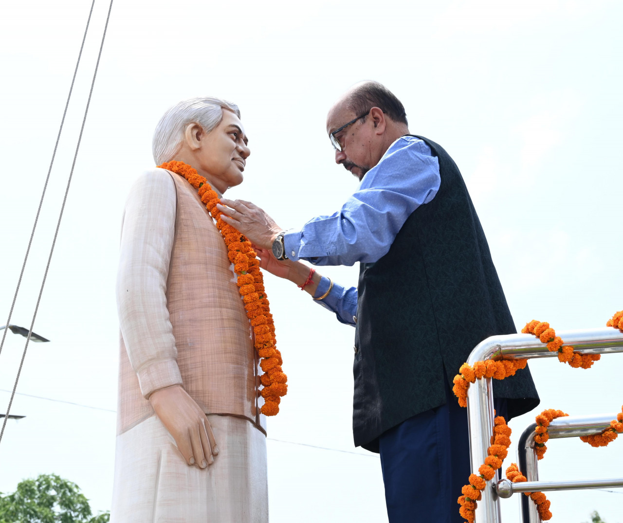 राज्यपाल श्री रमेन डेका और मुख्यमंत्री श्री विष्णु देव साय ने पूर्व प्रधानमंत्री भारत रत्न स्वर्गीय श्री अटल बिहारी वाजपेयी की प्रतिमा पर माल्यार्पण कर उन्हें नमन किया