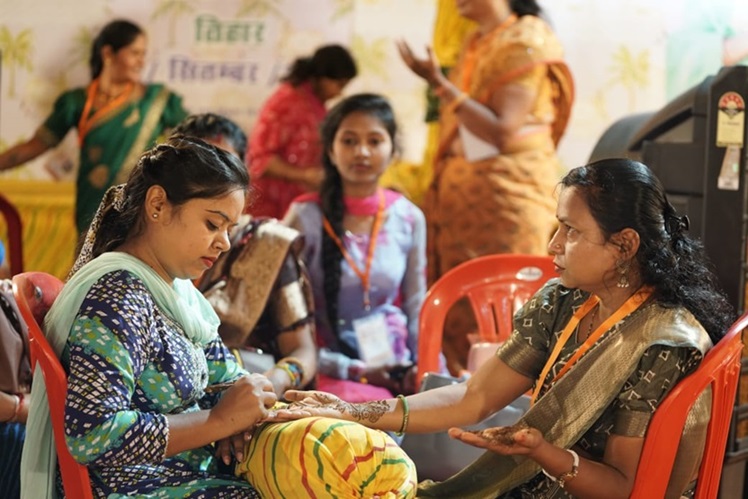 मुख्यमंत्री श्री विष्णु देव साय के आमंत्रण पर मुख्यमंत्री निवास पहुंची बहनें लगवा रहीं मेहंदी, पहन रहीं चूड़ियां