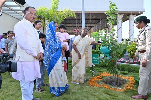 राष्ट्रपति श्रीमती द्रौपदी मुर्मु ने मुख्यमंत्री निवास में रोपा बेल का पौधा