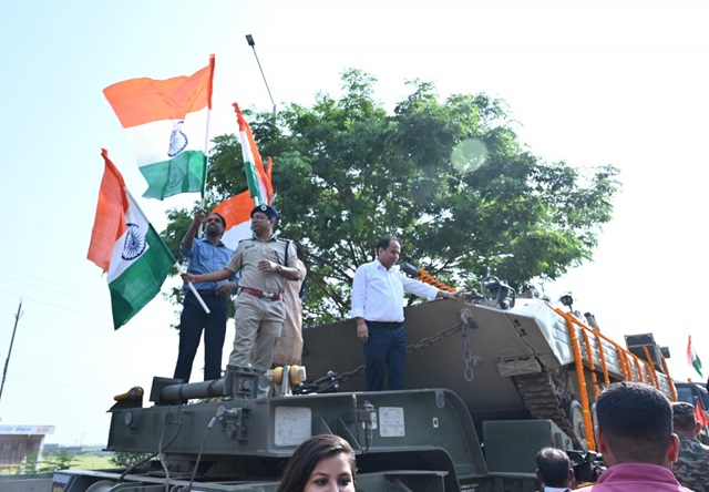 मुख्यमंत्री श्री विष्णुदेव साय के नेतृत्व और पहल में हो रहे भव्य सैन्य समारोह के लिए आज राजधानी रायपुर पहुंचे भारतीय सेना के भीष्म टैंक और अन्य आर्टिलरी का शानदार स्वागत किया गया