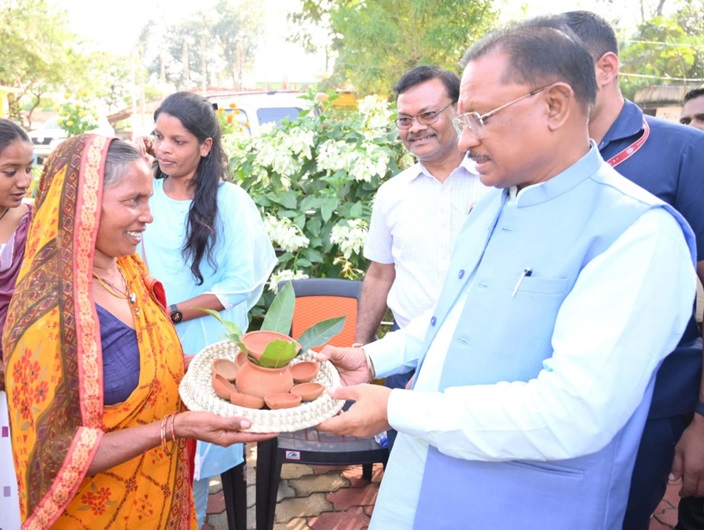 मुख्यमंत्री श्री विष्णुदेव साय ने प्रधानमंत्री आवास योजना की हितग्राहियों को दीपावली का उपहार भेंट किया